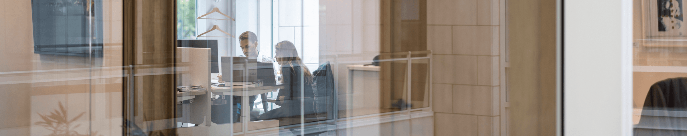 twee collega's aan het werk in moderne kantoorruimte hvk stevens