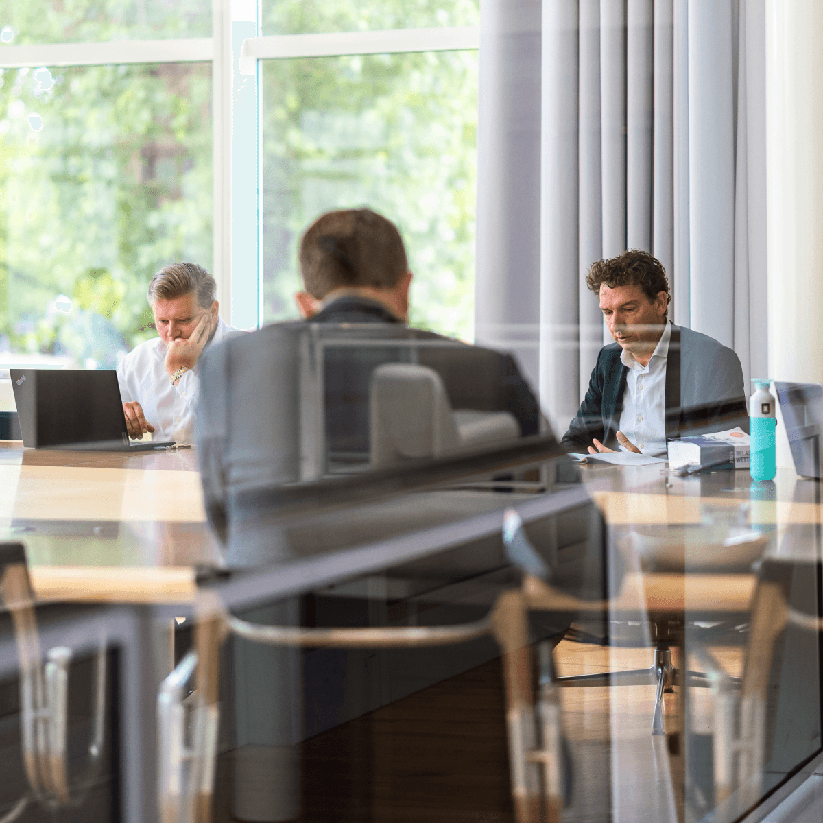 Zakelijke bespreking aan grote vergadertafel HVK Stevens