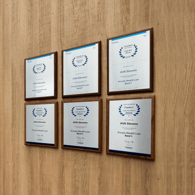 Zes Chambers Awards aan houten muur HVK Stevens