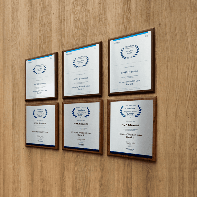 Zes Chambers Awards aan houten muur HVK Stevens