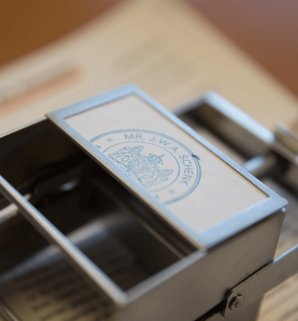 Close up van een notariële stempel op een juridisch document bij HVK Stevens