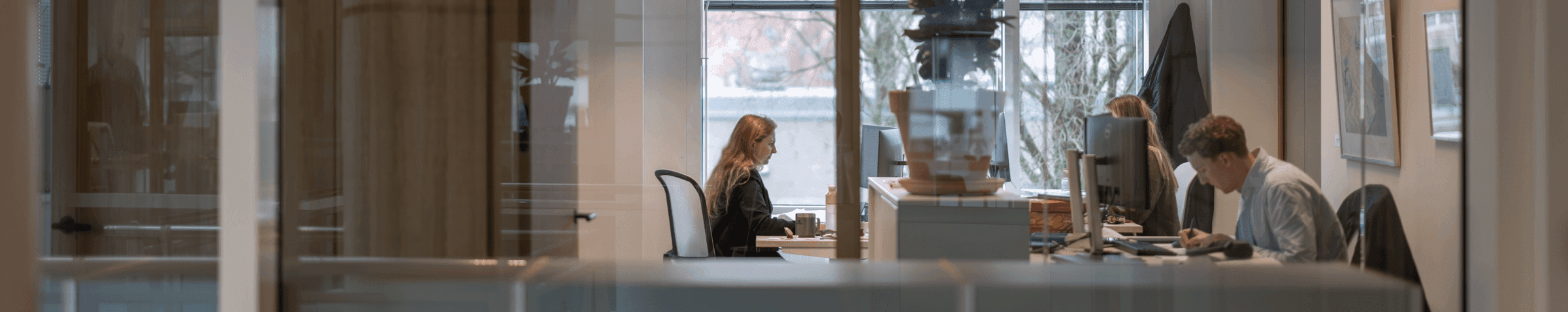 Collega’s aan het werk achter bureau met computers