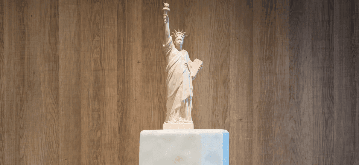 Klein standbeeld van statue of liberty op tafel