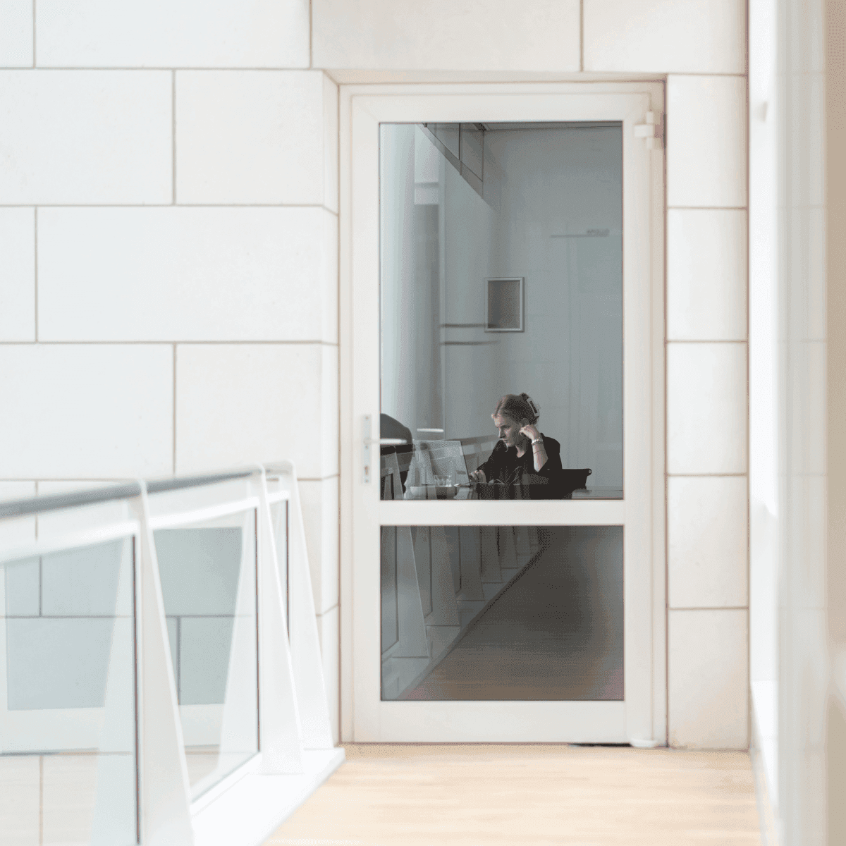 Medewerker aan telefoon bureau