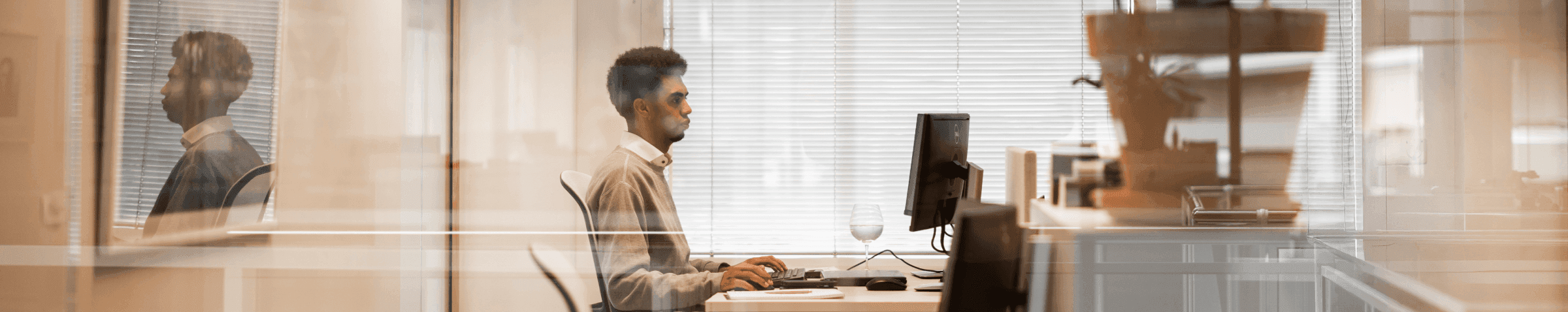 Medewerker achter bureau computerscherm