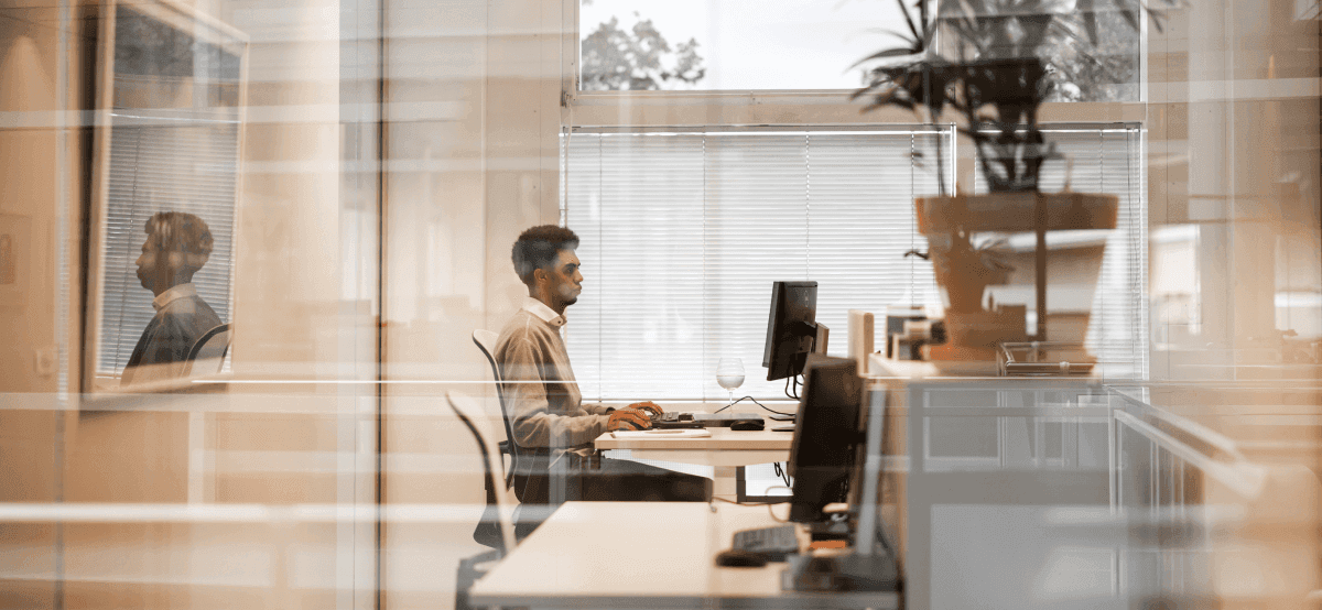 Medewerker achter bureau computerscherm