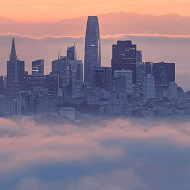 San francisco skyline met bay bridge en mist