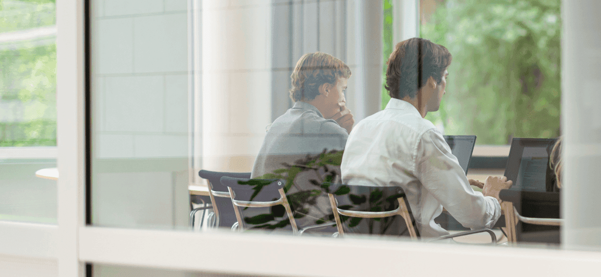 Vergadering door glaswand zichtbaar